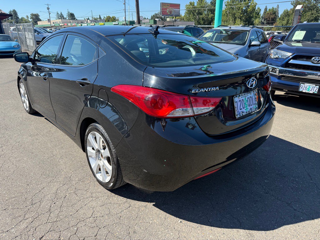 2013 Hyundai Elantra Image 2