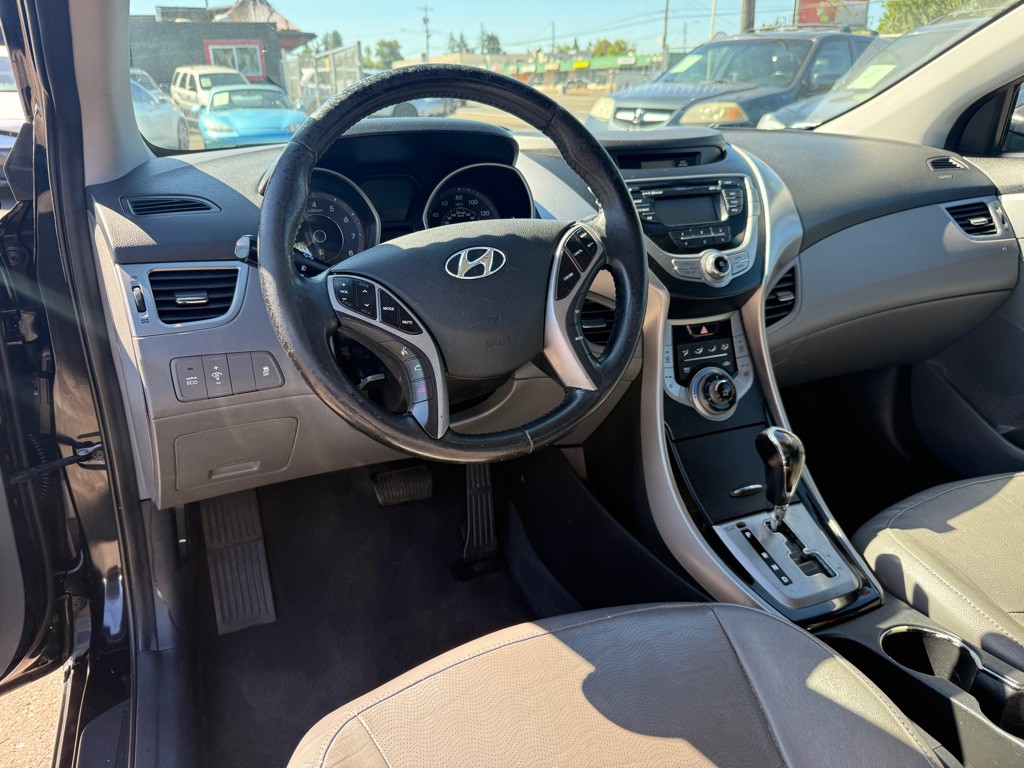 2013 Hyundai Elantra Image 8
