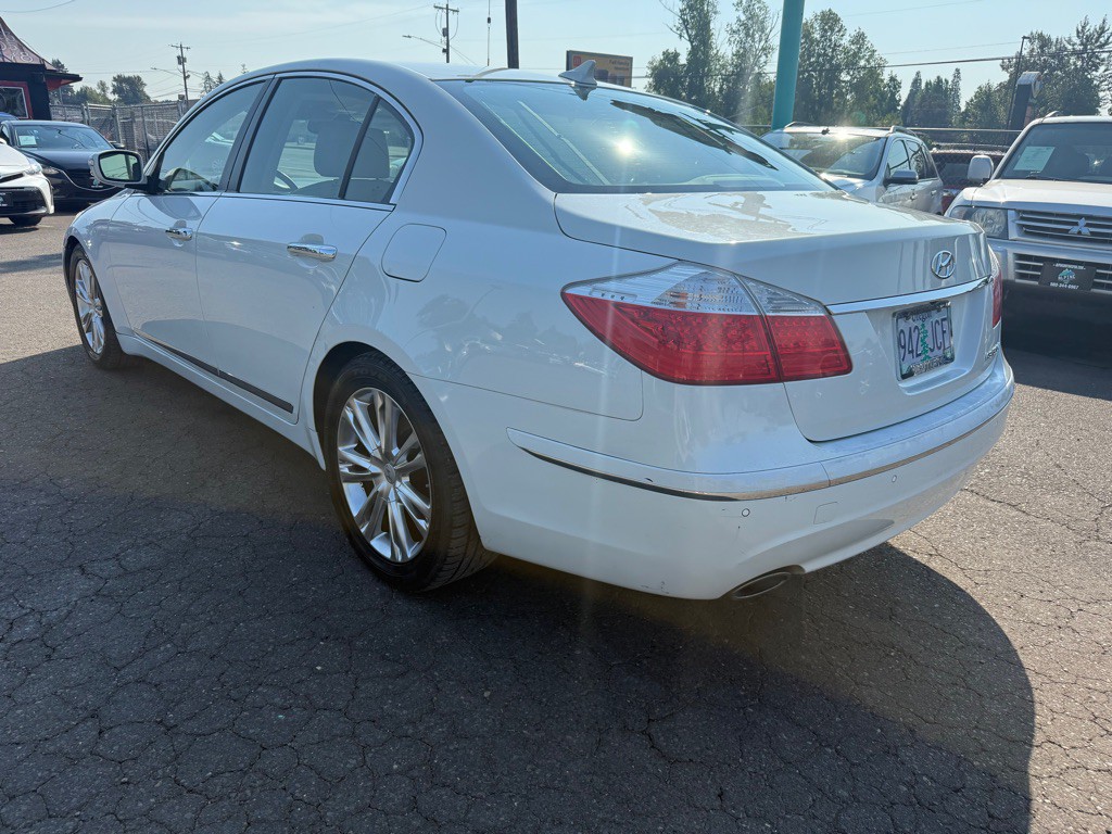 2009 Hyundai Genesis Image 2
