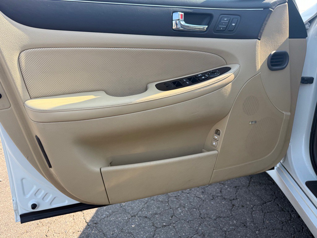 2009 Hyundai Genesis Image 10