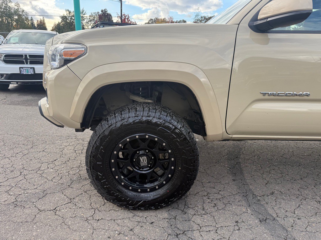 2016 Toyota Tacoma Image 2