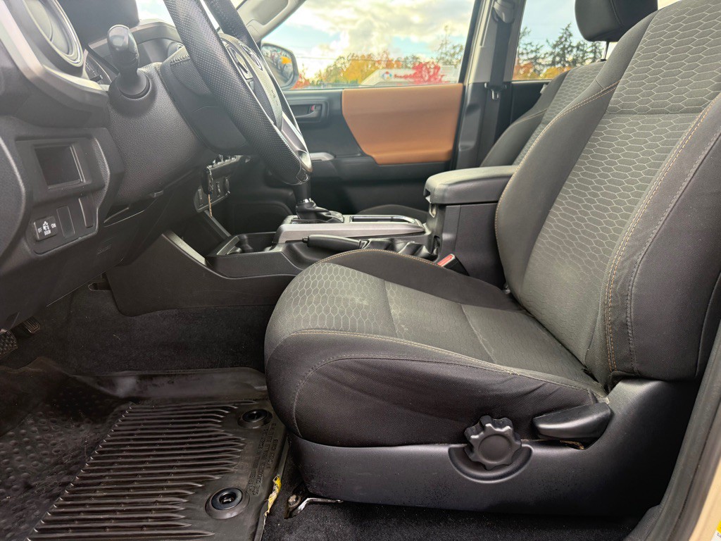 2016 Toyota Tacoma Image 12