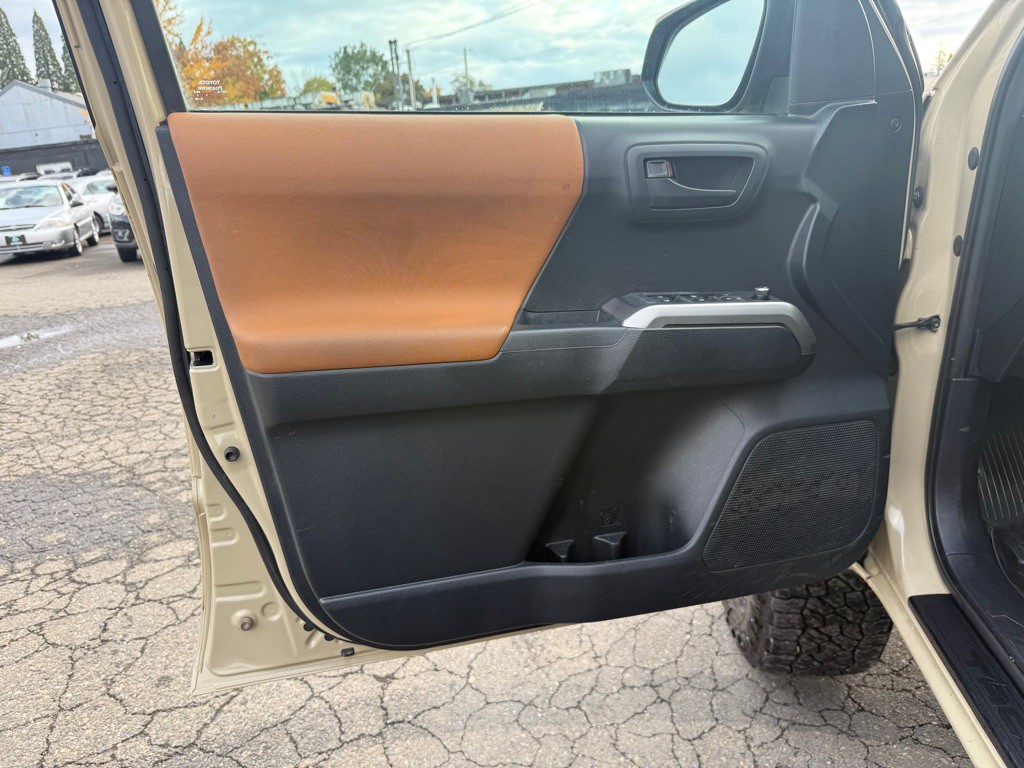 2016 Toyota Tacoma Image 13