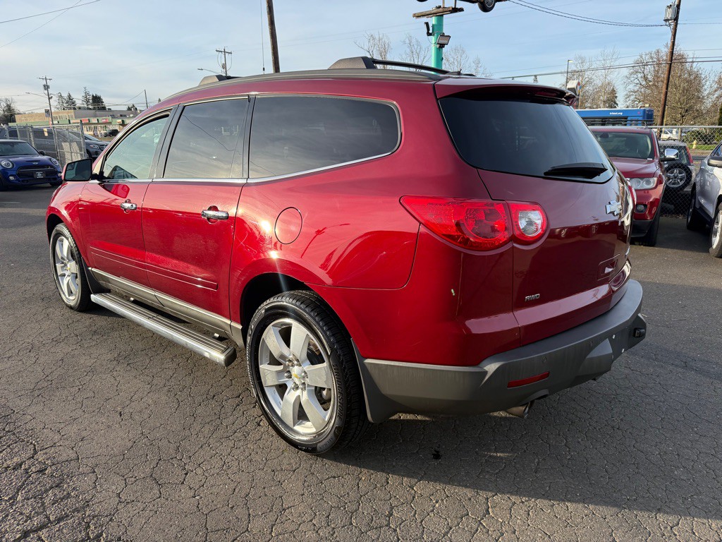 2011 Chevrolet Traverse Image 2
