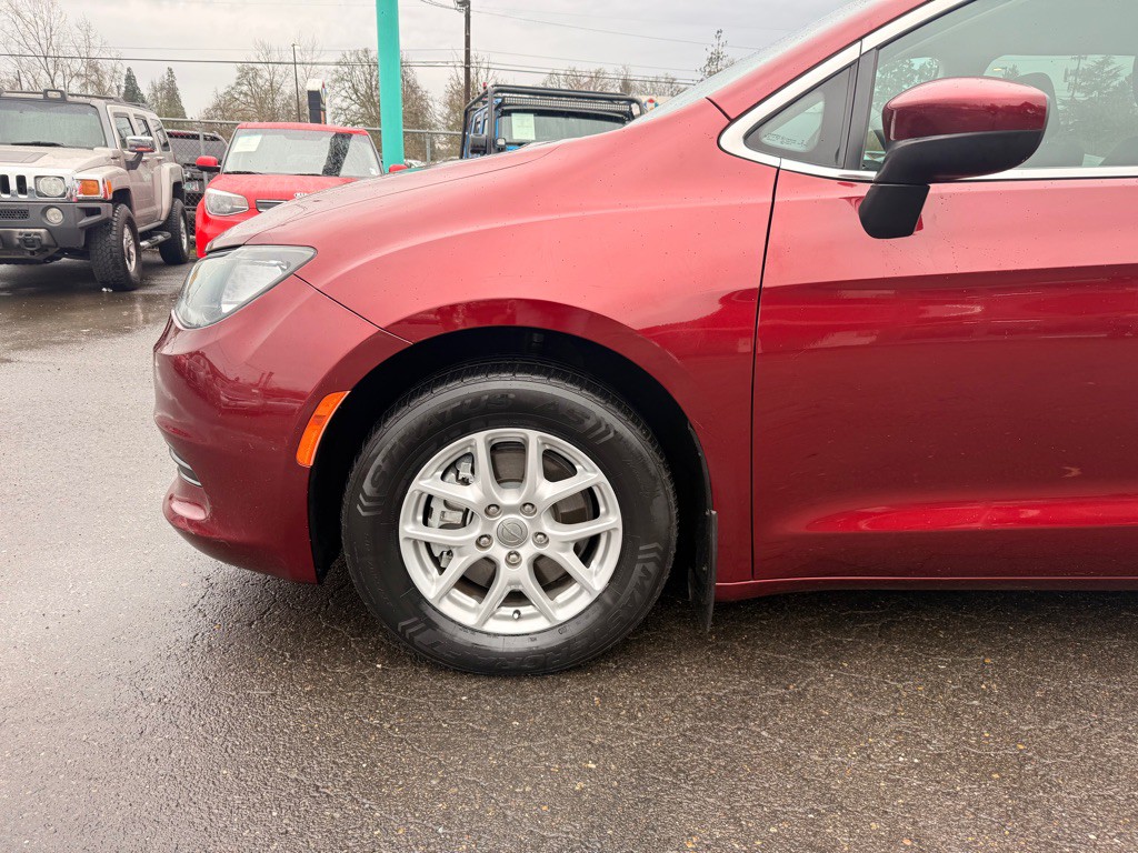2017 Chrysler Pacifica Image 2