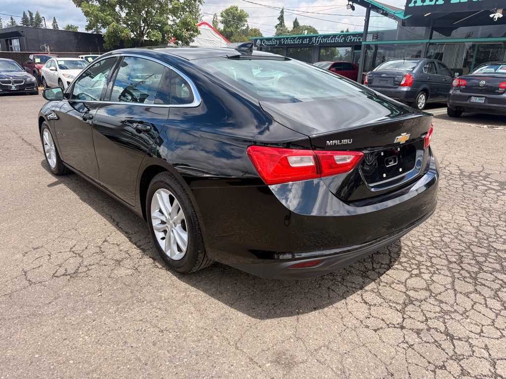 2017 Chevrolet Malibu Image 2