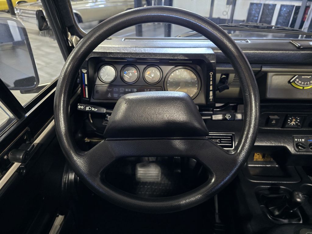 1997 Land Rover Defender Image 12