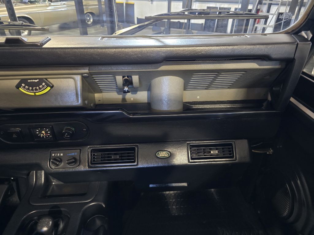 1997 Land Rover Defender Image 16