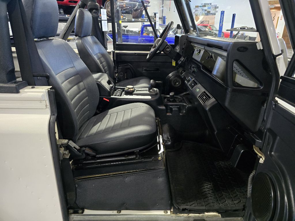 1997 Land Rover Defender Image 19
