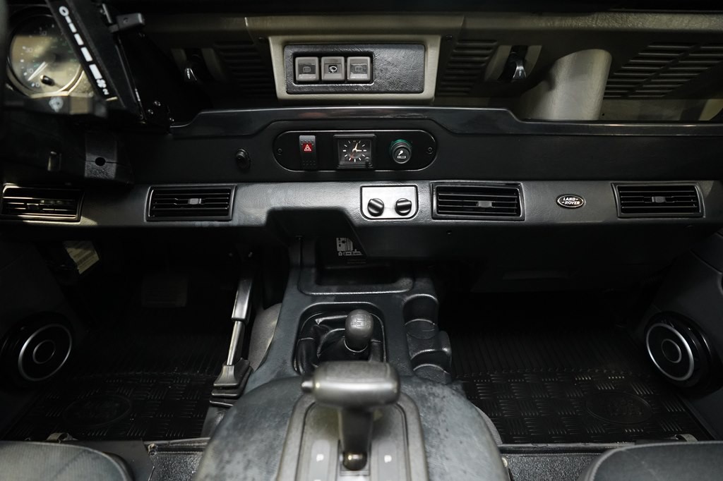 1997 Land Rover Defender Image 13