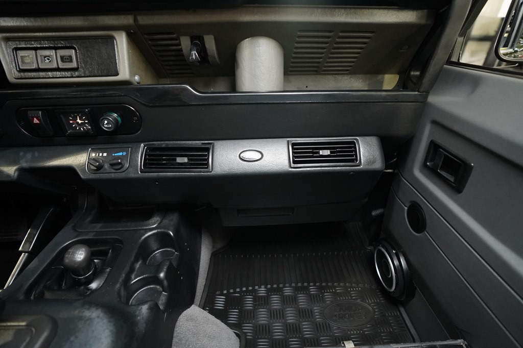 1997 Land Rover Defender Image 14