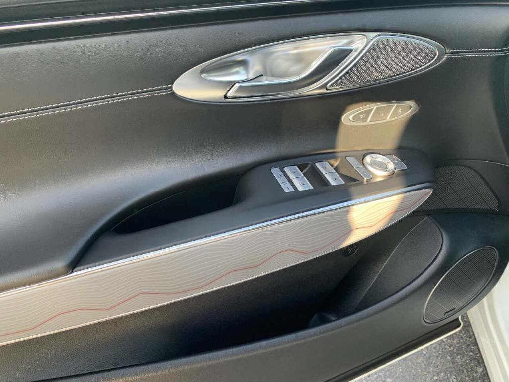 2023 Genesis GV70 Image 12