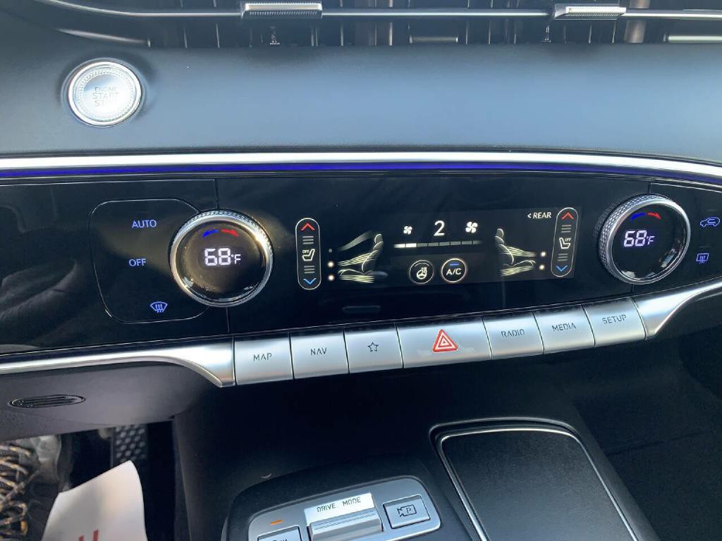 2023 Genesis GV70 Image 17