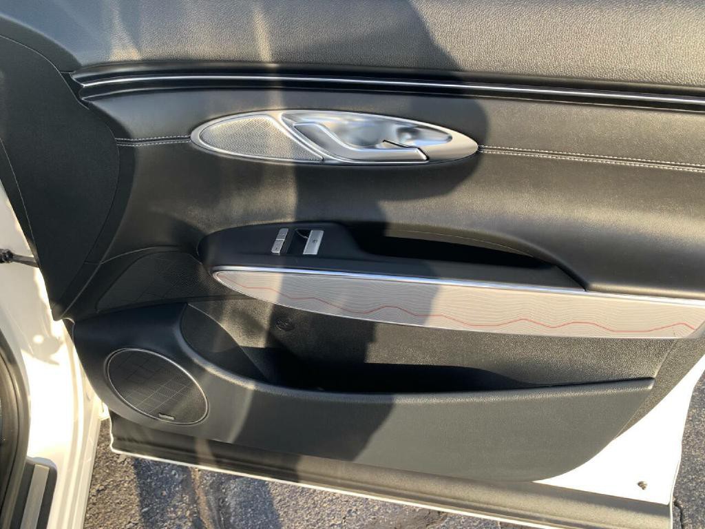 2023 Genesis GV70 Image 33