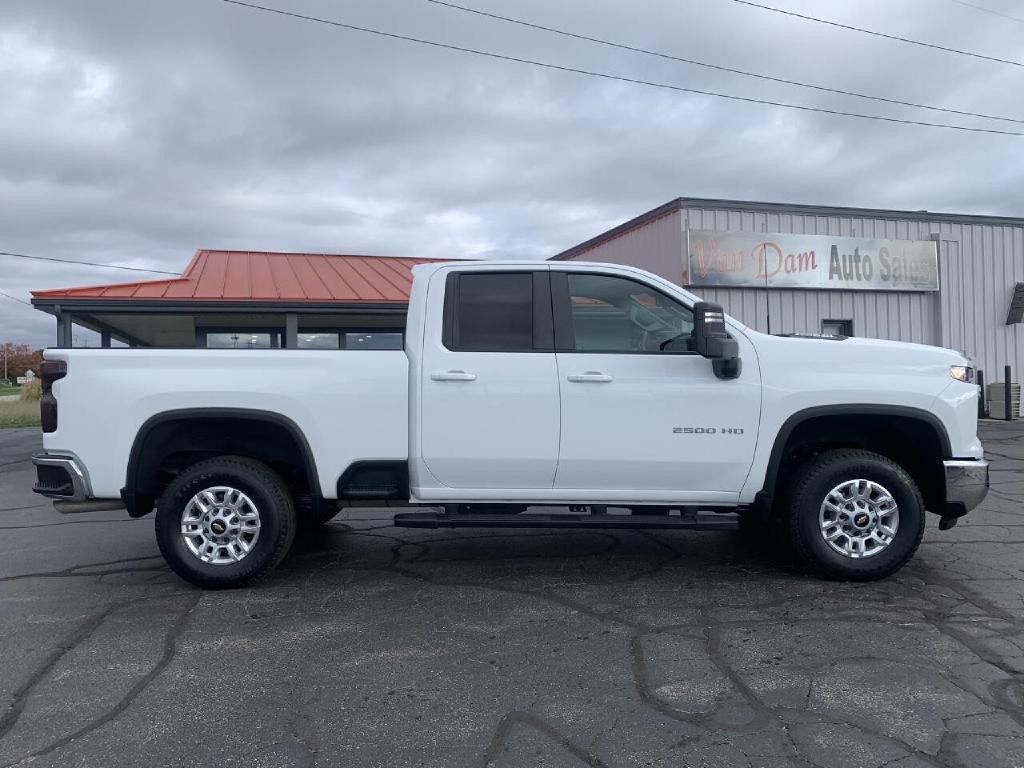 2024 Chevrolet Silverado 1500 Image 2