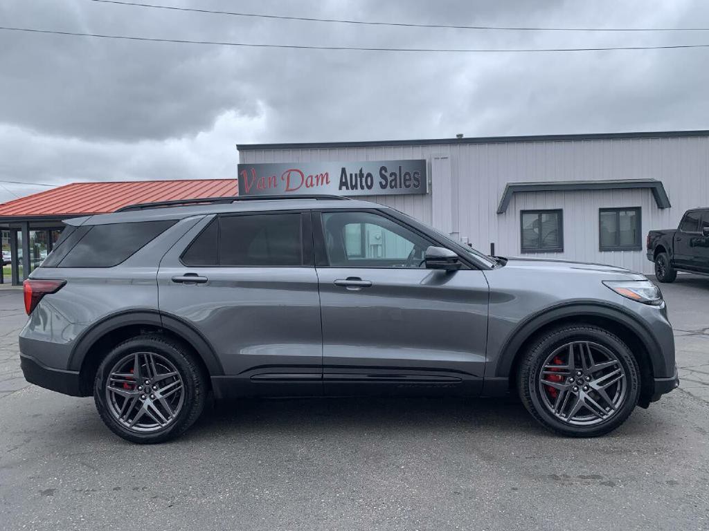 2025 Ford Explorer Image 1