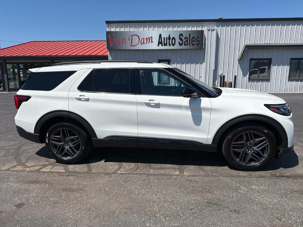 2025 Ford Explorer Image 1