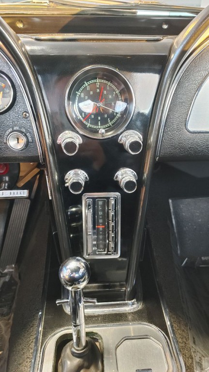 1966 Chevrolet Corvette Image 10