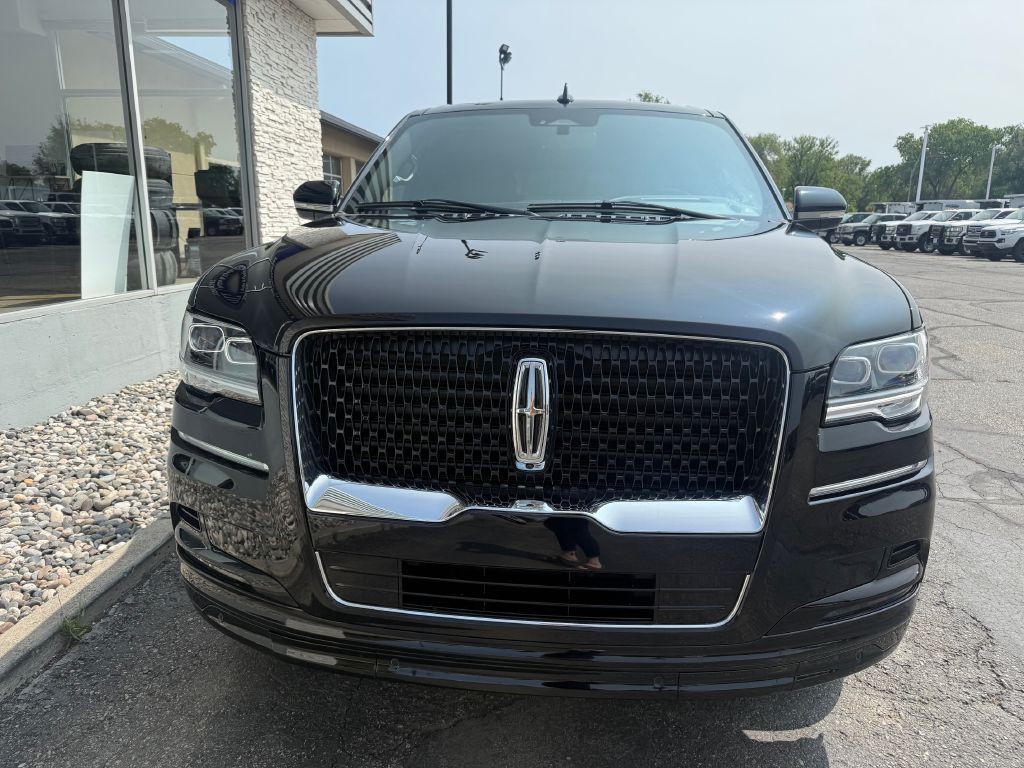2023 Lincoln Navigator Image 3
