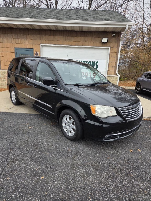 2011 Chrysler Town & Country Image 2