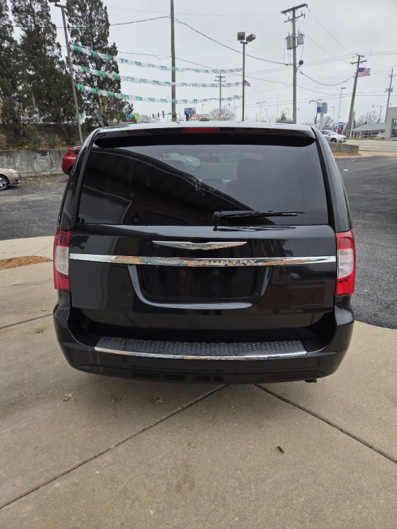 2011 Chrysler Town & Country Image 4