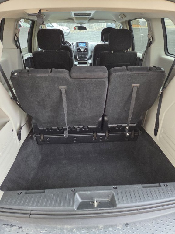 2011 Chrysler Town & Country Image 5