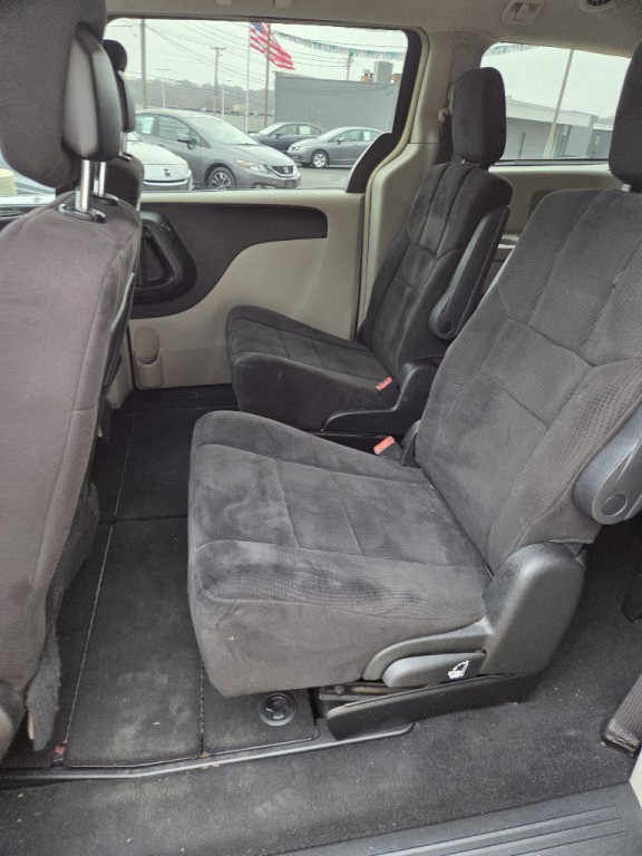 2011 Chrysler Town & Country Image 6