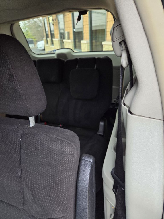 2011 Chrysler Town & Country Image 8