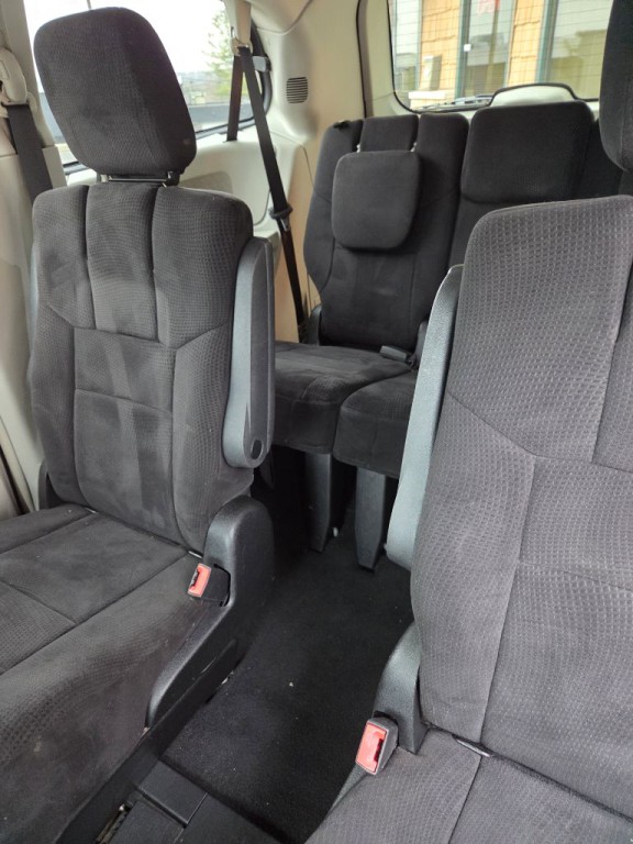 2011 Chrysler Town & Country Image 9