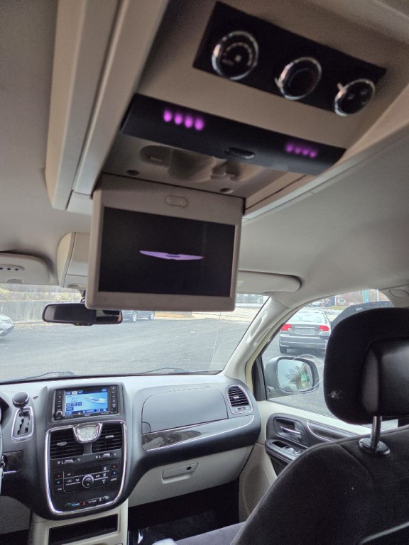 2011 Chrysler Town & Country Image 10