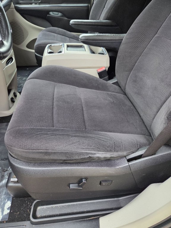 2011 Chrysler Town & Country Image 11