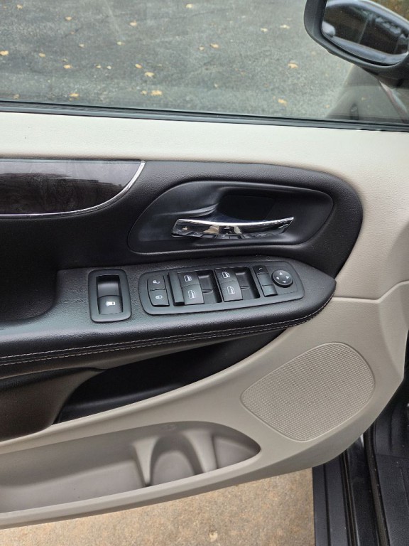 2011 Chrysler Town & Country Image 12