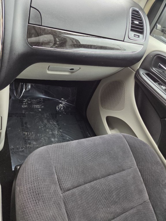 2011 Chrysler Town & Country Image 13