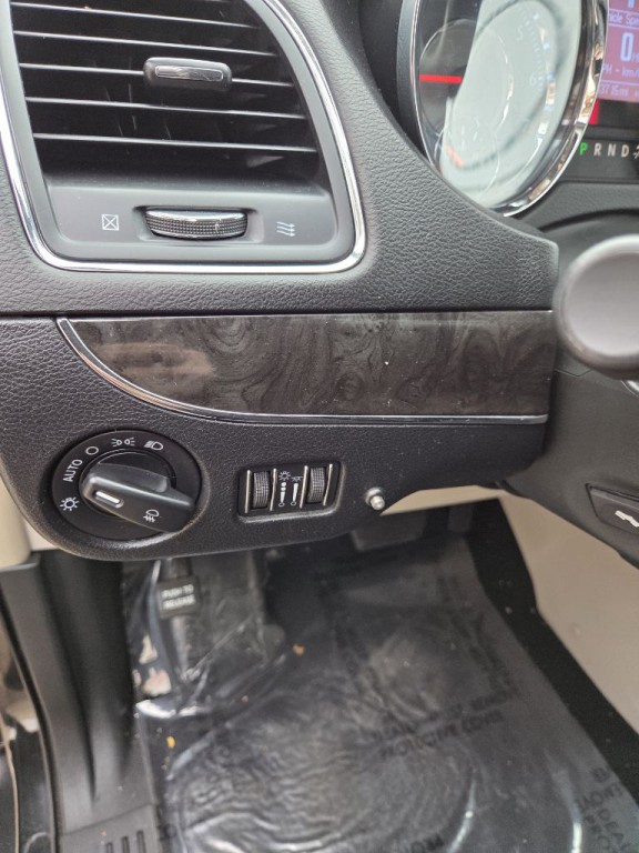 2011 Chrysler Town & Country Image 14