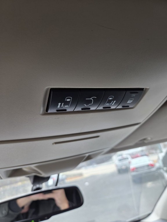 2011 Chrysler Town & Country Image 15