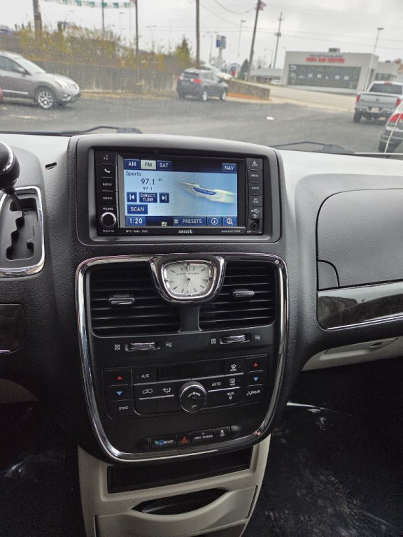 2011 Chrysler Town & Country Image 16