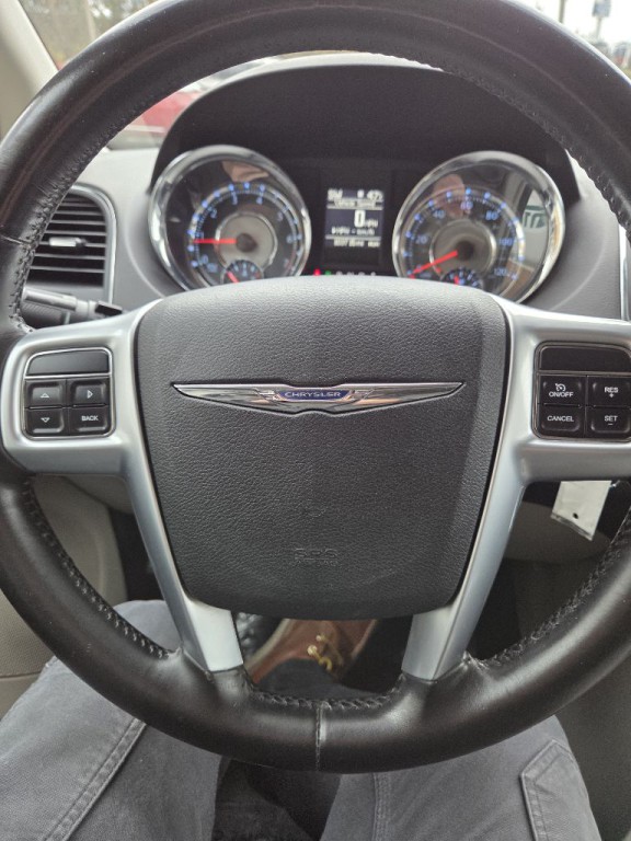 2011 Chrysler Town & Country Image 17