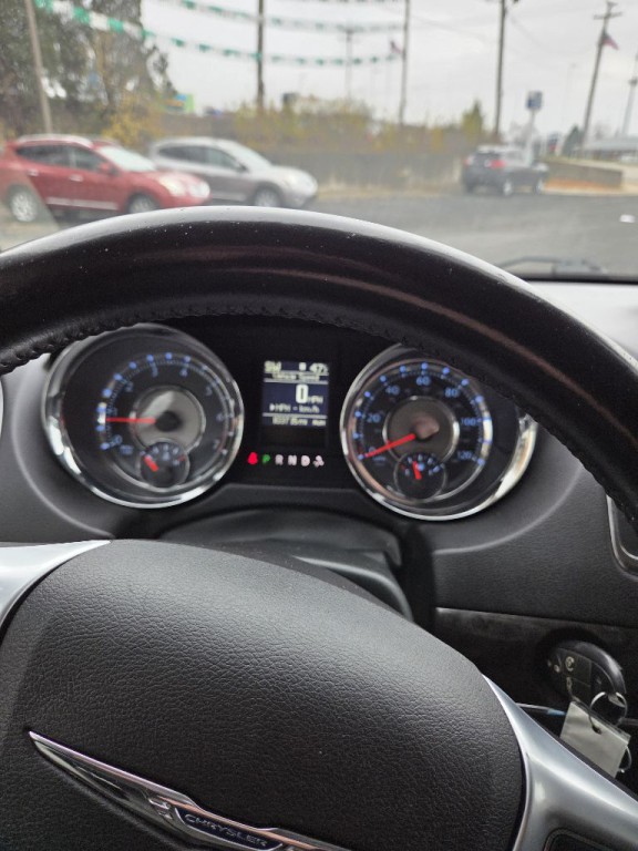 2011 Chrysler Town & Country Image 18