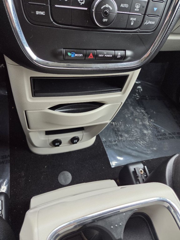 2011 Chrysler Town & Country Image 20