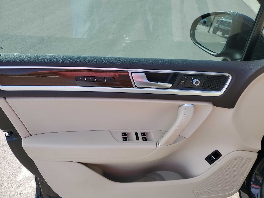 2016 Volkswagen Touareg Image 8
