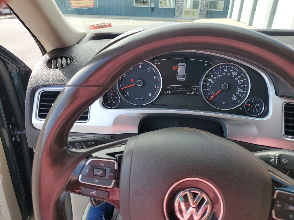 2016 Volkswagen Touareg Image 9