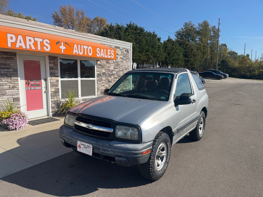 2001 Chevrolet Tracker Image 2