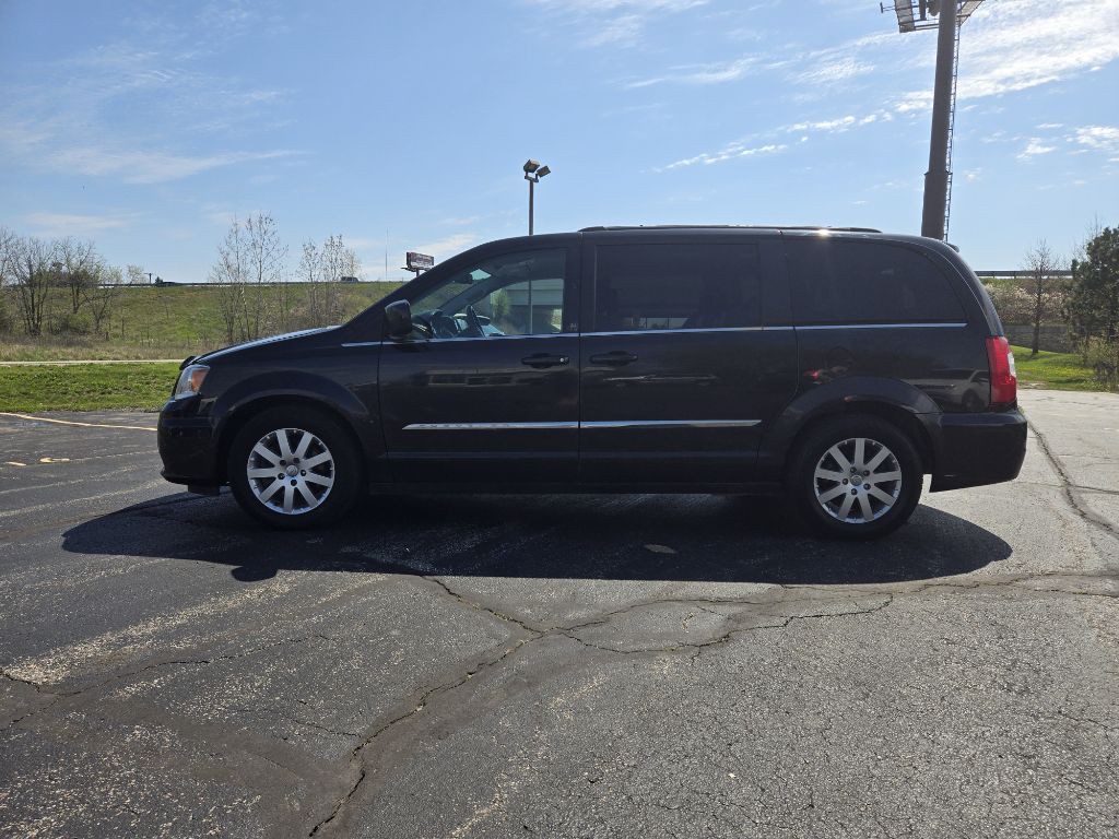 2015 Chrysler Town & Country Image 2