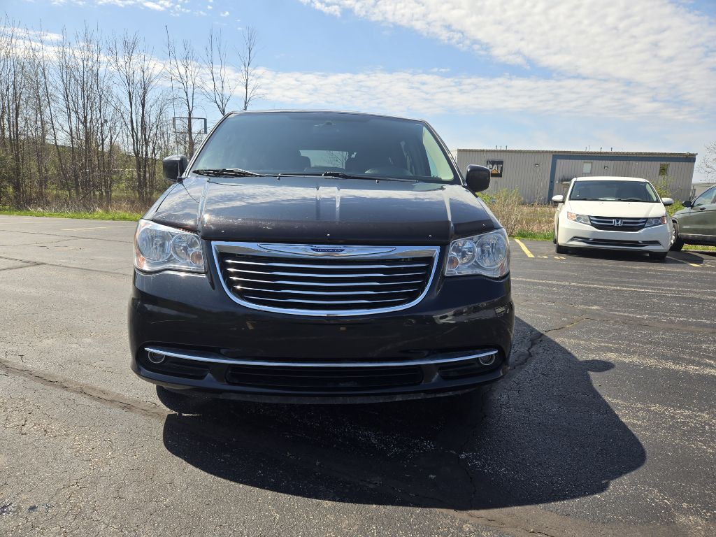 2015 Chrysler Town & Country Image 3