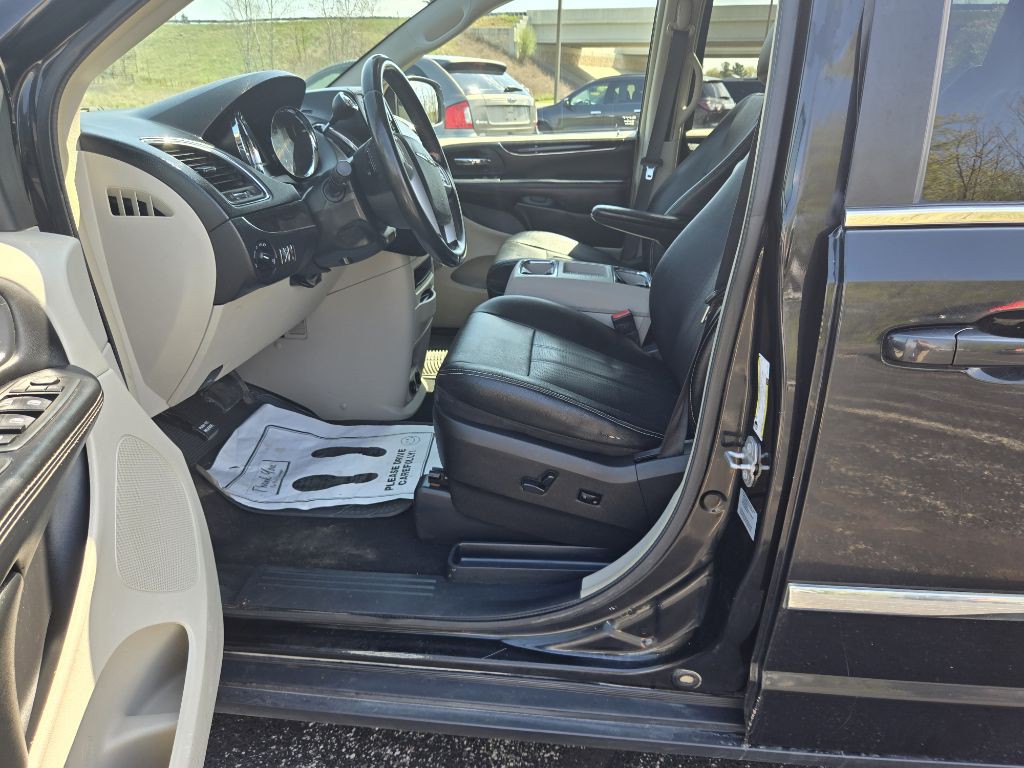 2015 Chrysler Town & Country Image 9