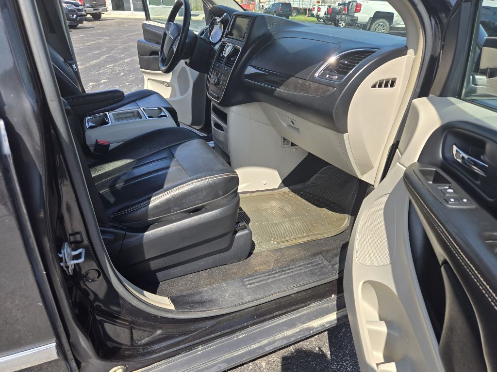 2015 Chrysler Town & Country Image 10