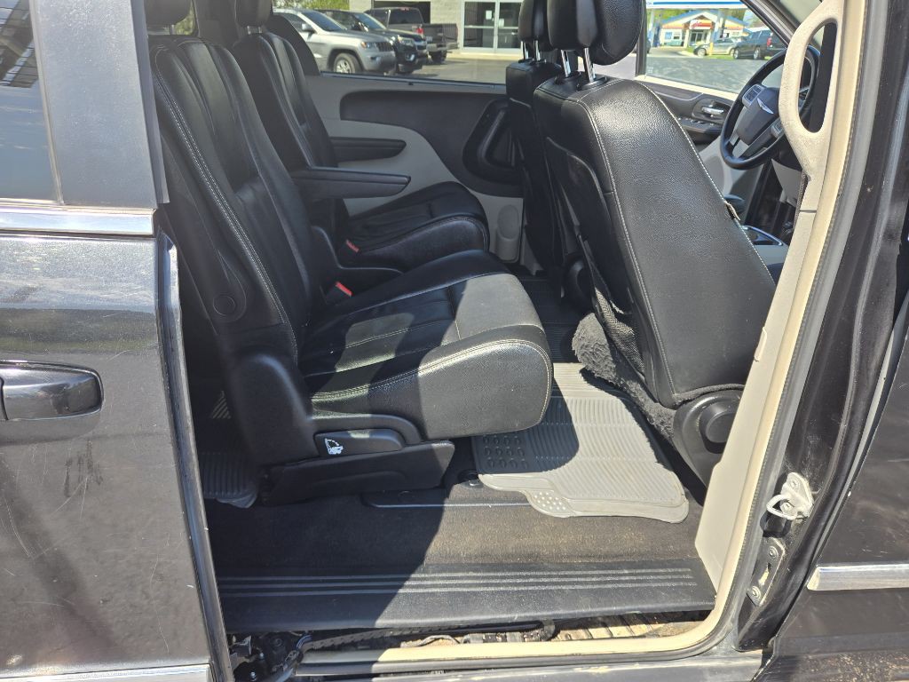 2015 Chrysler Town & Country Image 12