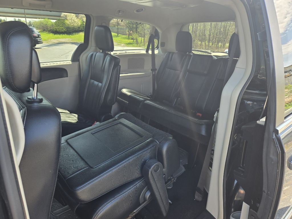 2015 Chrysler Town & Country Image 13