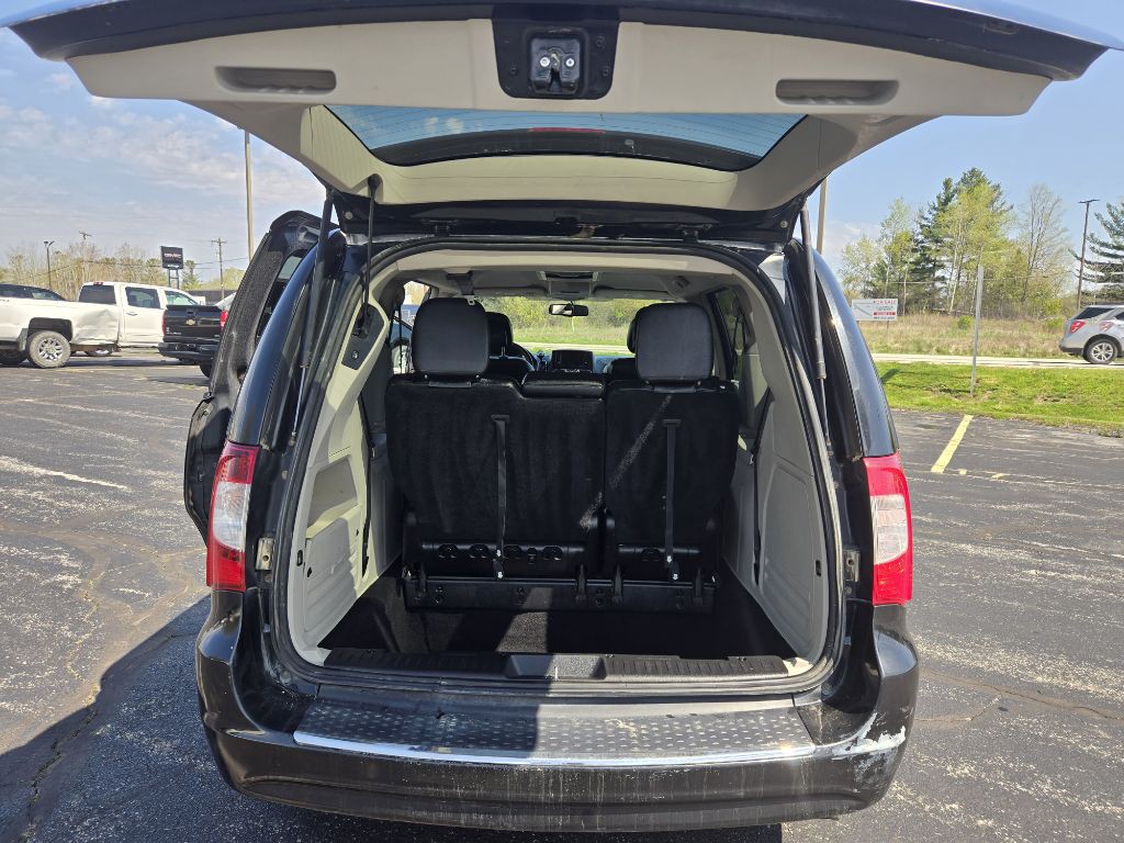2015 Chrysler Town & Country Image 14