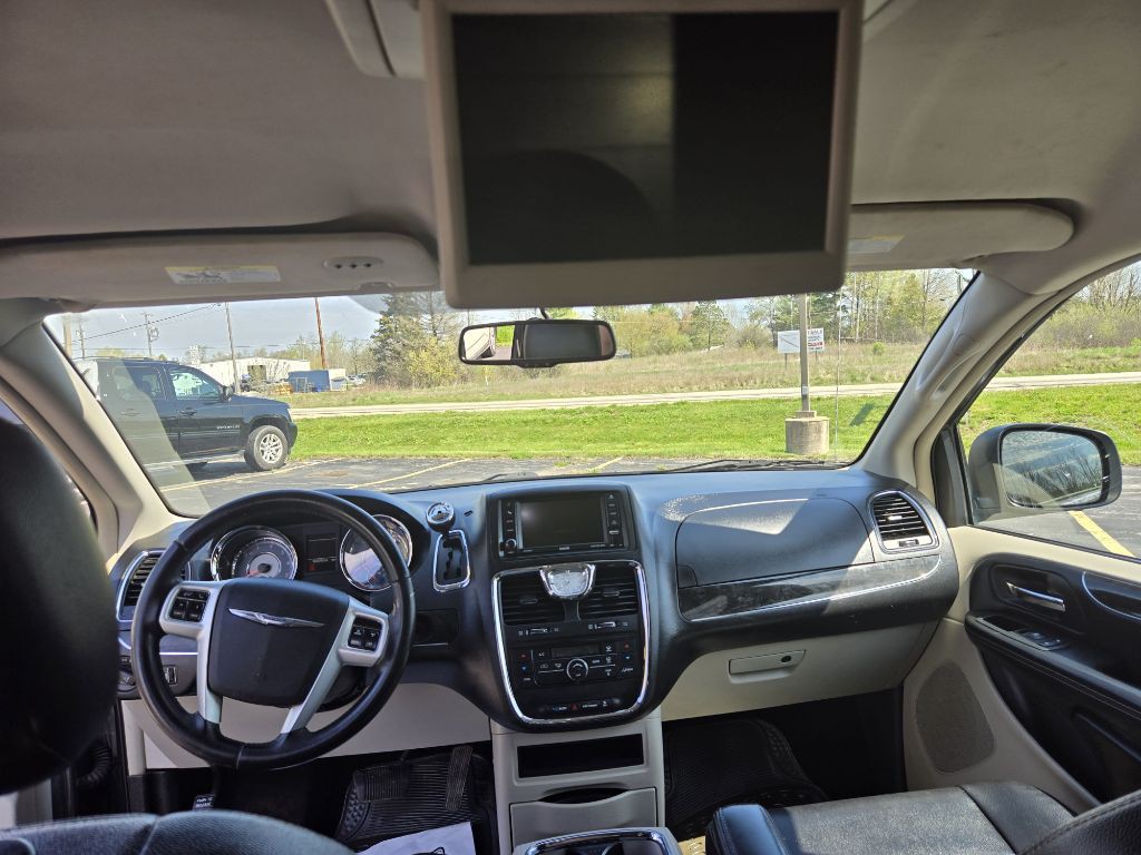 2015 Chrysler Town & Country Image 15